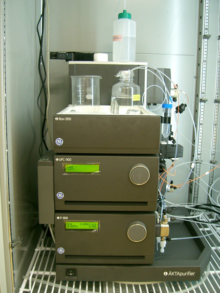 タンパク精製用液体クロマトグラフィー装置AKTA （10S, Purifier, FPLCの３台あります）